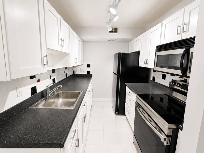 Building Photo - 2148 Sherwood Forest Blvd