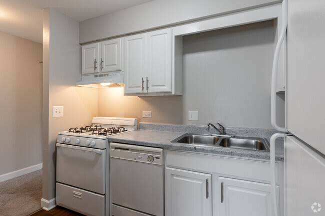 1BR, 1BA - 635SF - Kitchen - The Arbors of Glen Ellyn