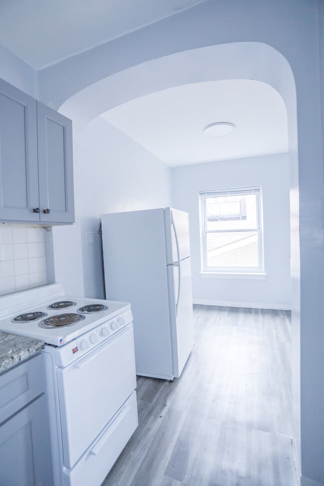 Building Photo - 6948 N Ashland Blvd