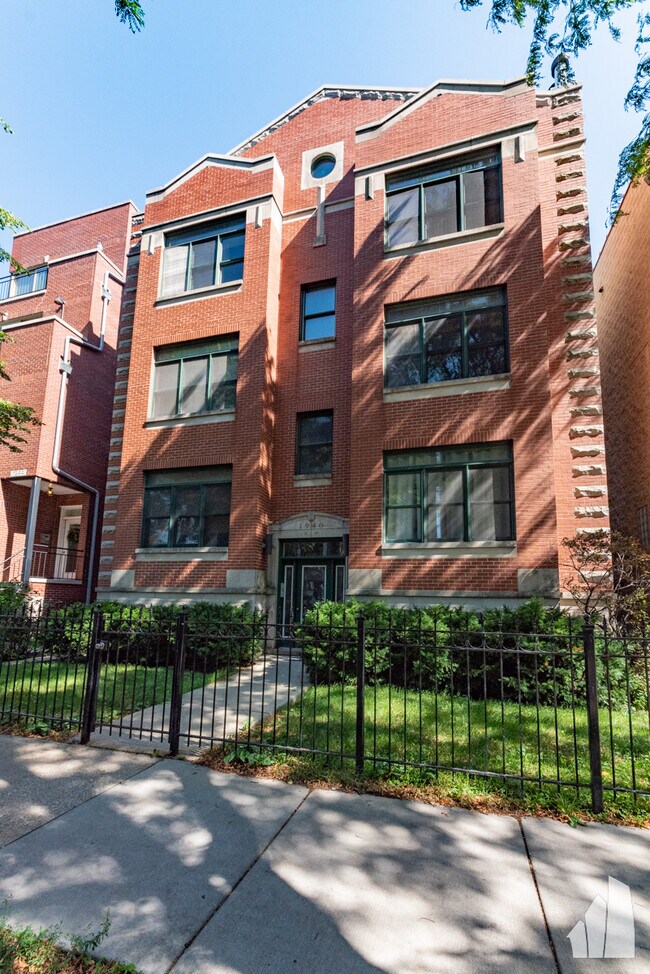 Building Photo - 1940 W Diversey Pkwy