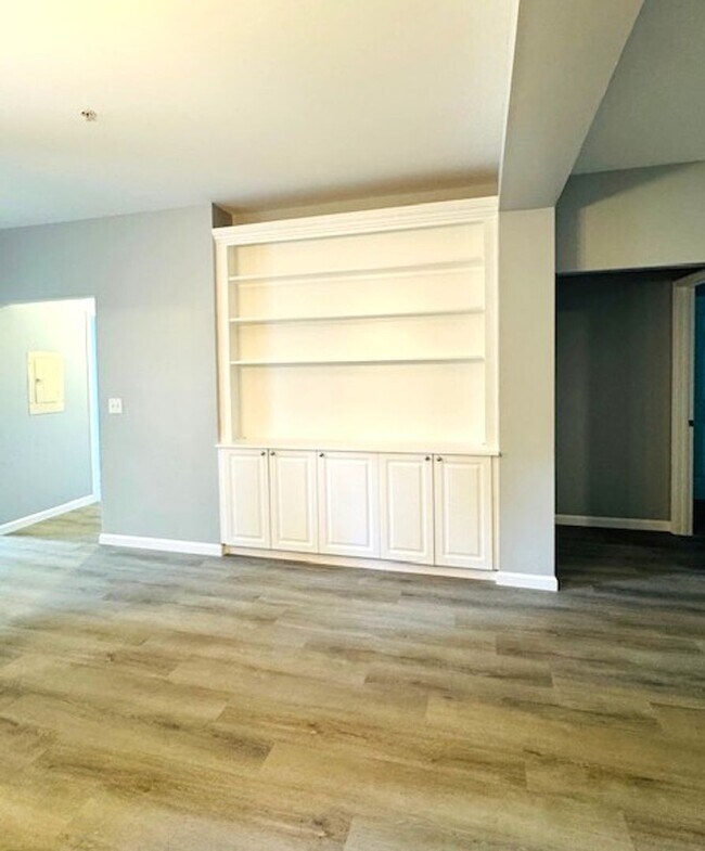 Building Photo - CORNERSTONE ~ RENOVATED CONDO ~ 2 BED, 2 B...