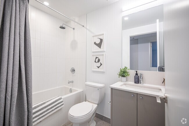 2 chambres, 2 salles de bain - 84 m² - Salle de bain principale - Daniels on Parliament