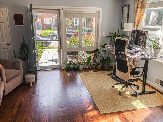 Foto del edificio - Gorgeous 3 Bed 1.5 Bath Brick Home with Large Yard In Beautiful Taylor Run