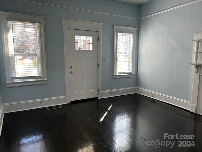 Building Photo - 823 Parkwood Ave