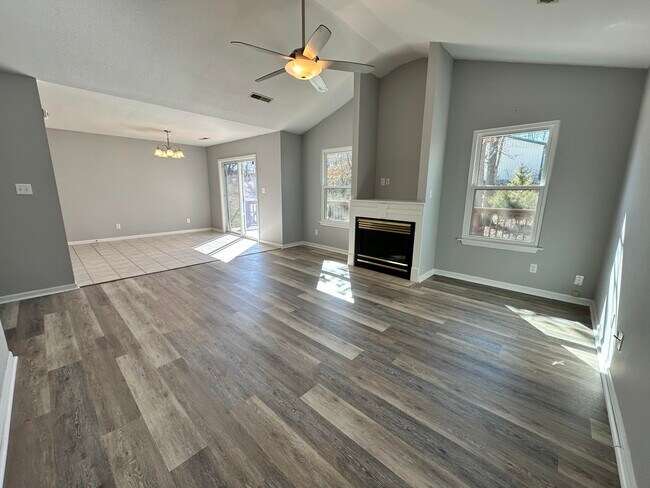 Foto del edificio - 4600 Wren Wood Dr