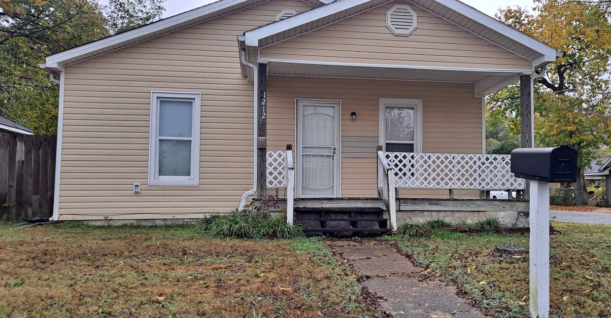 Nice front porch - 1212 S Watkins St