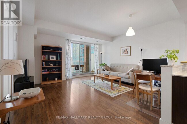 Photo du bâtiment - 100 Champagne Ave S