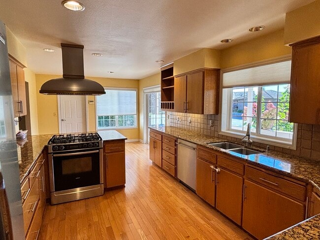 Building Photo - 1150 SE Polk Cir