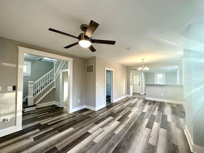 Building Photo - Charming Renovated 3Bedrooom Detached Home...