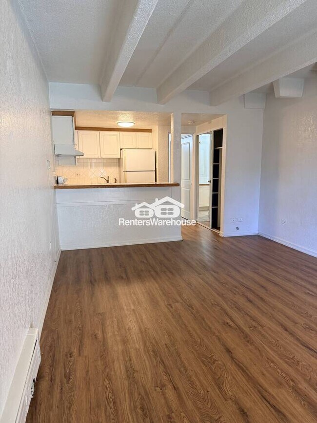 Building Photo - Studio in Prime Capitol Hill Location! All Utilities Included!