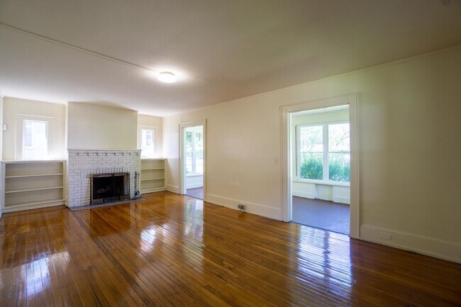 Building Photo - Available 6/1/25 - Beautiful Single Family...