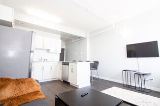Building Photo - 300 Taché Av