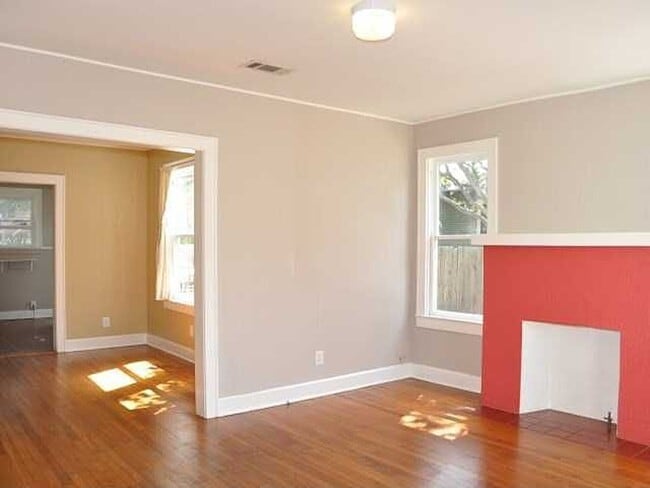 Building Photo - Charming Hyde Park Bungalow