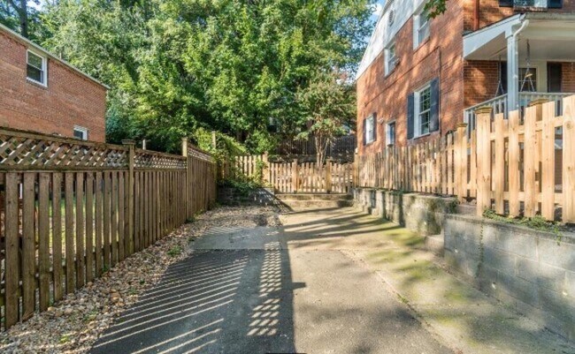 Foto del edificio - 3825 S Four Mile Run Dr