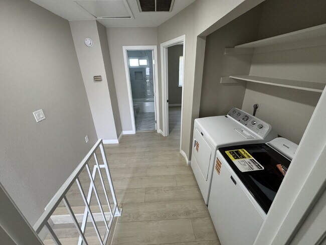 Building Photo - Beautifully Remodeled 2-Story Unit!