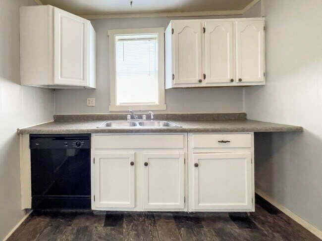 Foto del edificio - PRELEASING for AUGUST! Close to Campus