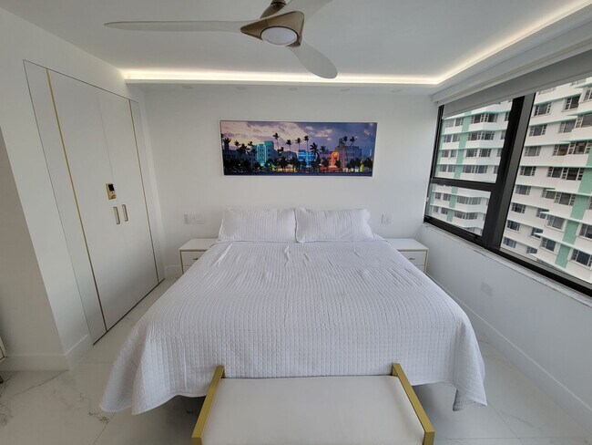 Building Photo - 5225 Collins Ave