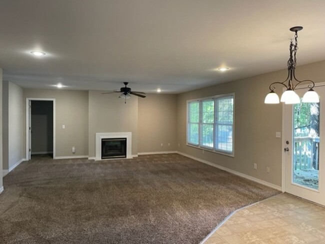 Building Photo - 3 Bed, 2 Bath $1,495.00!