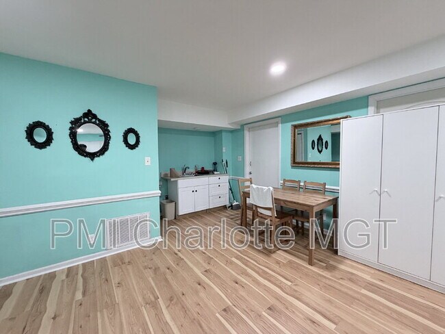 Foto del edificio - 5315 Greenbrook Dr