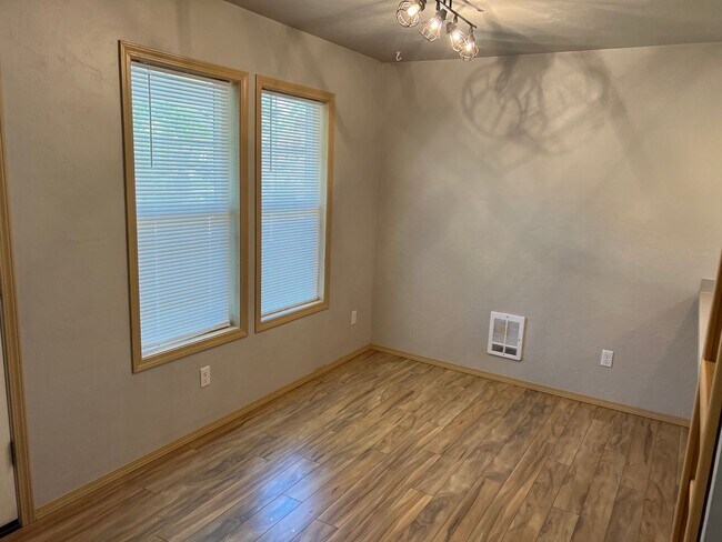 Building Photo - 2 bedroom apartment in a great neighborhood!
