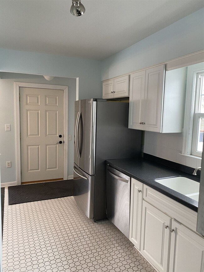 Building Photo - 3 br, 1.5 bath House - 138 W 22nd St