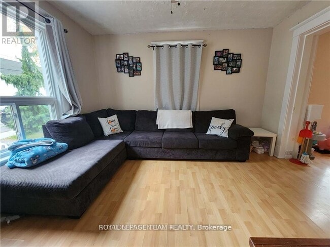 Photo du bâtiment - 219 James St E