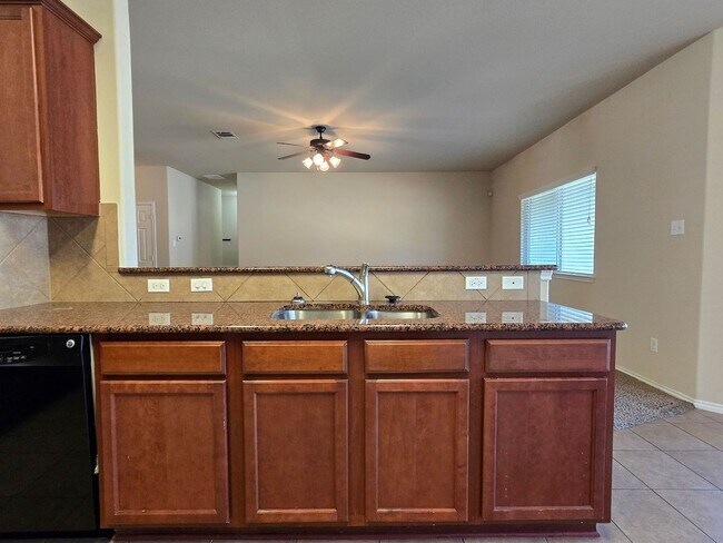 Foto del edificio - PRICE REDUCTION - AVAILABLE NOW!