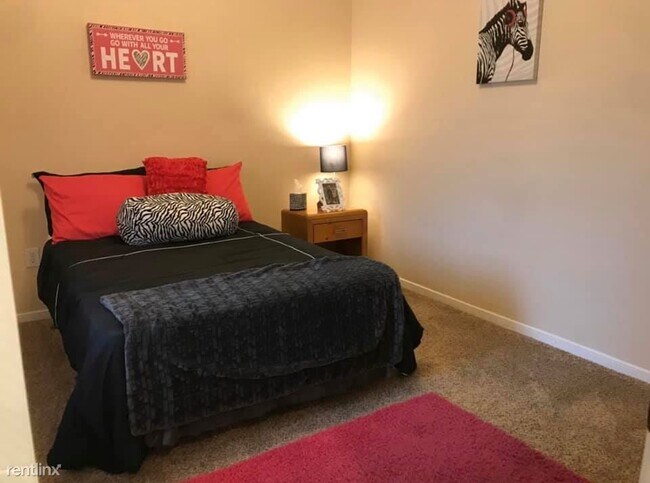 Building Photo - 1015 W University Ave