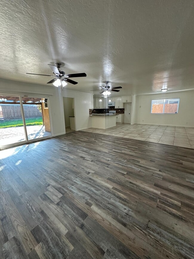 Building Photo - 440 N Homsy Ave