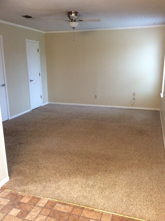 Foto del edificio - Single-Family Home: 3 bed, 2 bath
