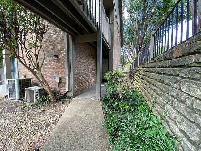 Building Photo - 1121 Signal Ridge Pl
