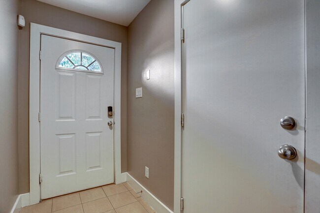Foto del edificio - 7650 Springhill St