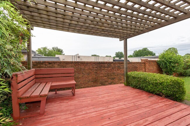 Building Photo - Newly Renovated 3 Bed / 2 Bath Duplex in T...