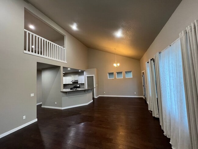 Foto del edificio - 4 Bedroom House For Rent In Hood River