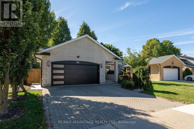 Building Photo - 126 Mountainview Crescent