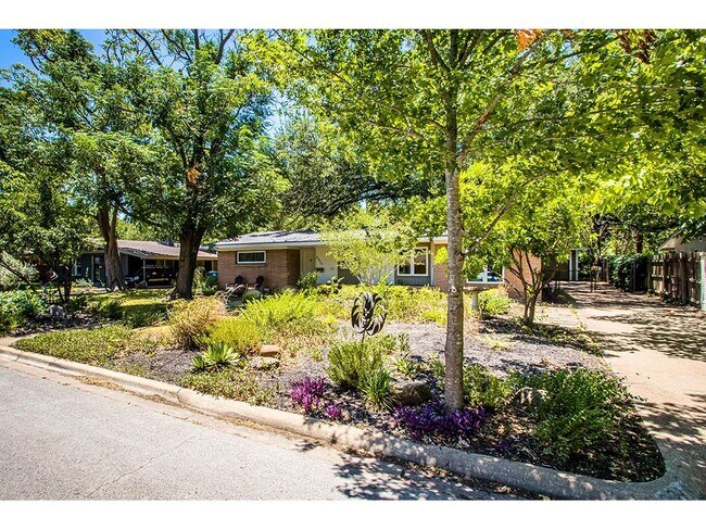 Foto del edificio - 2311 Westforest Dr