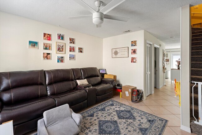 Foto del edificio - Charming 2-Bedroom home with Front and Rear Balconies