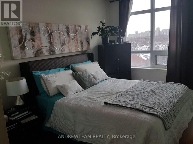 Photo du bâtiment - 816 Lansdowne Ave