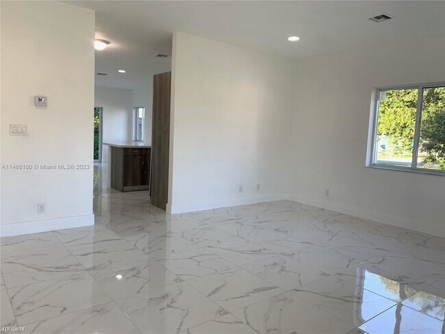 Foto del edificio - 3 br, 2 bath House - 719 SW 9th St