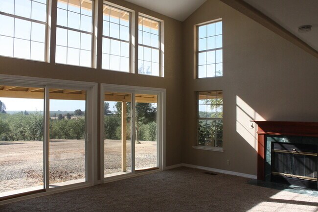 Building Photo - Country Hill Top Beauty