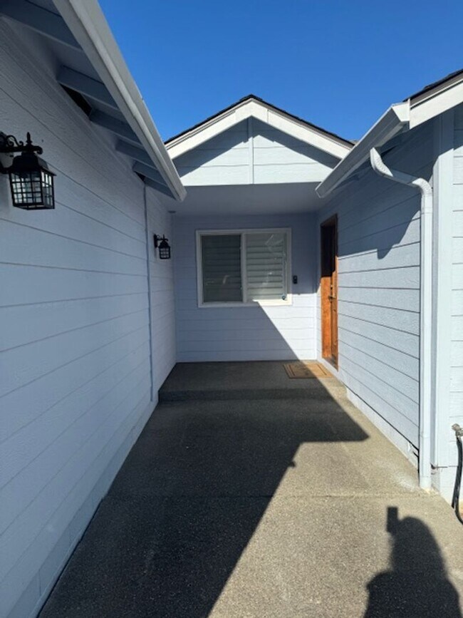 Building Photo - HUGE FENCED IN YARD W/ A 3 CAR GARAGE ON C...