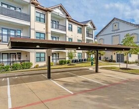 Building Photo - 200 Maple Ln