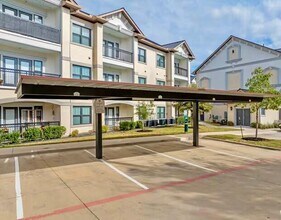 Building Photo - 200 Maple Ln