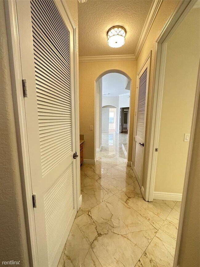 Foto del edificio - 5 br, 3 bath House - 4824 NW 124th Way