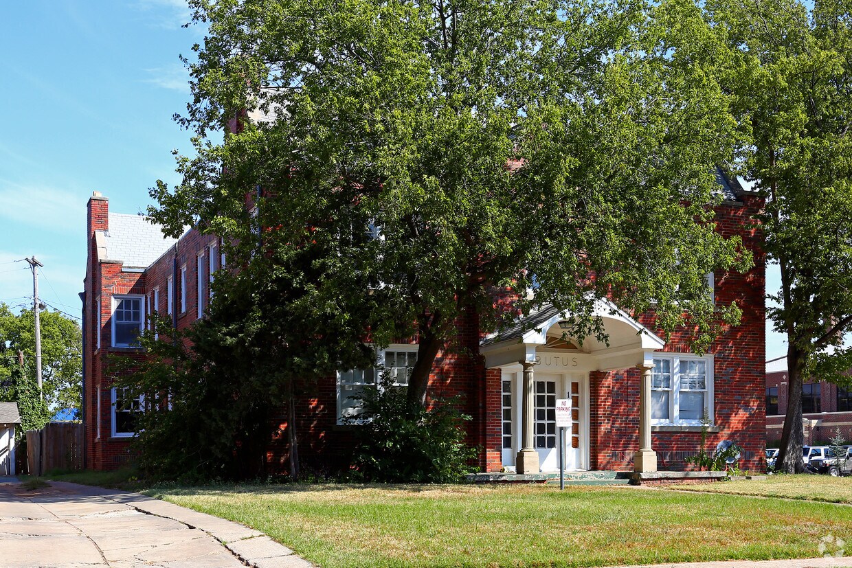 Building Photo - Arbutus