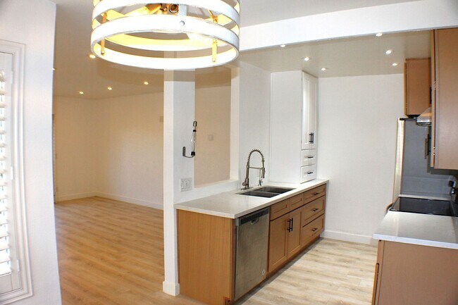 Building Photo - 1 bedroom Meadow Lane Condo available for ...
