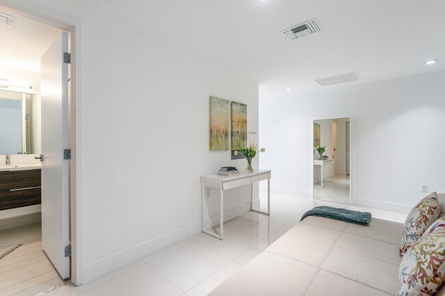 Building Photo - 9940 W Bay Harbor Dr