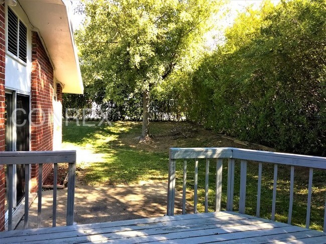 Building Photo - BEAUTIFUL 3 BEDROOM RANCH STYLE HOME