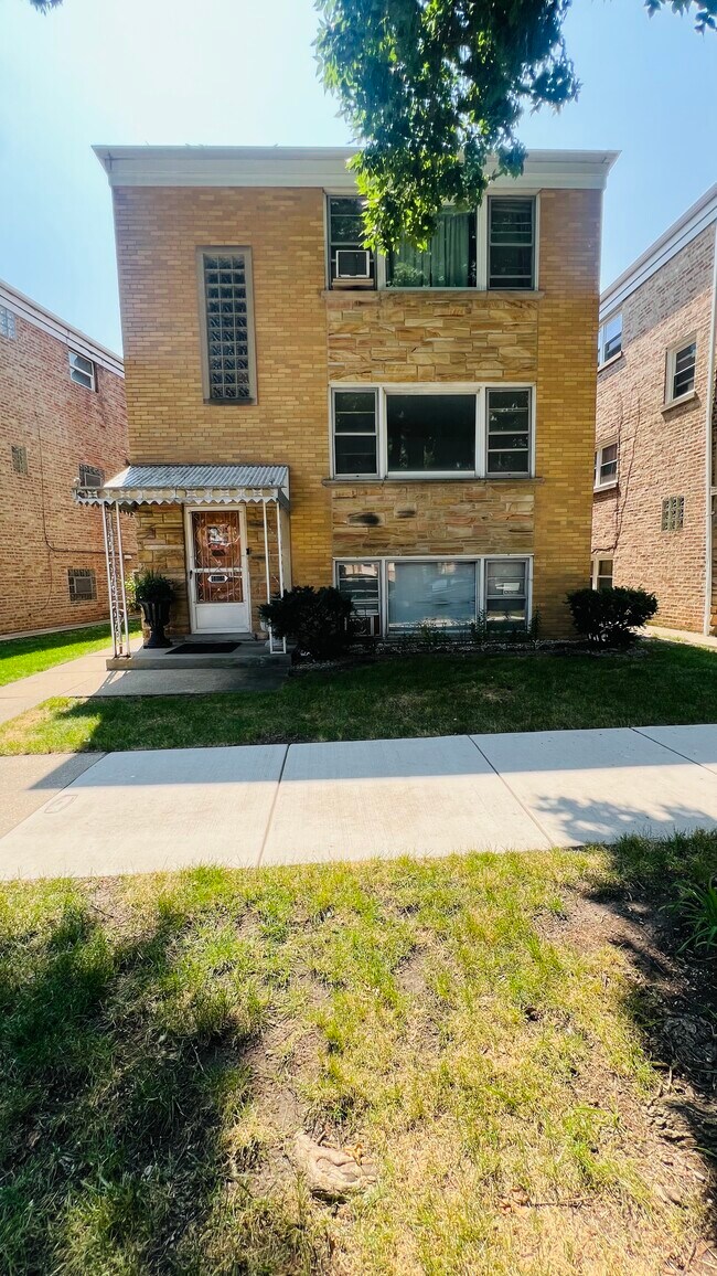 Front yard - 4865 N Kilbourn Ave