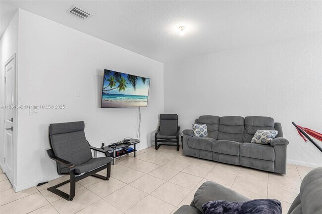 Building Photo - 1137 SW 7th Ct
